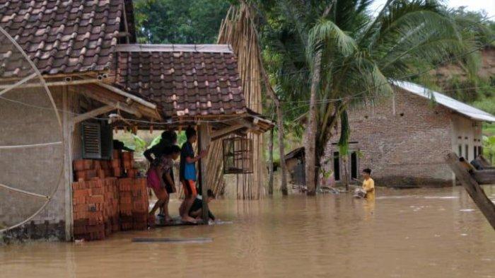 Tujuh Desa Kabupaten Lebak Terendam Banjir, Ruas Jalan Rangkas-Leuwidamar Amblas