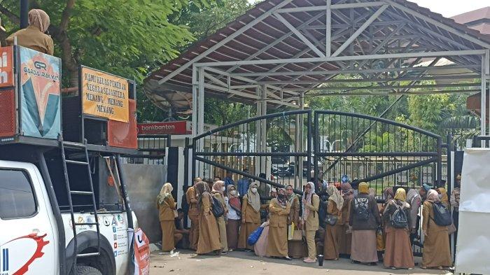 Kesedihan Guru Honorer di Banten, Nasib Tidak Jelas Tapi Wakil Rakyat Beli Ambulan Mahal