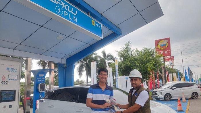Steven Hanya Butuh 27 Menit Isi Daya Mobil Listrik di Tol Tangerang-Merak Sambil Santai di Posko PLN
