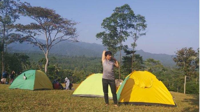 Suasana pagi yang cerah di area kemping di Bukit Waruwangi di Kecamatan Cinangka, Kabupaten Serang, Banten.