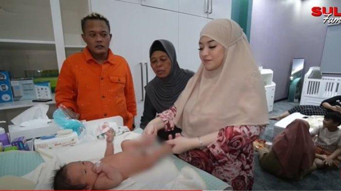 Nathalie Coba Mandikan Sang Anak Pertama Kali, Adzam Nangis Kejar, Sule Ngomel: Udah Bunda Dingin!