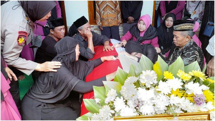 Tiba di Rumah Duka, Jenazah Briptu Moch Lasminto dalam Peti Disabut Isak Tangis Sang Istri