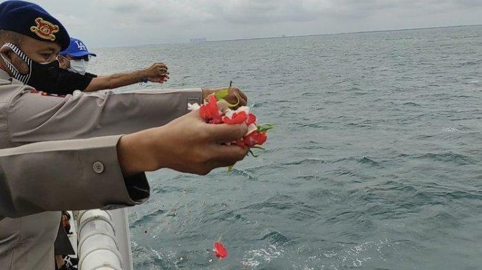Tabur Bunga di Lokasi Jatuhnya Sriwijaya Air, Keluarga Korban Menangis dan Tak Menatap ke Arah Laut