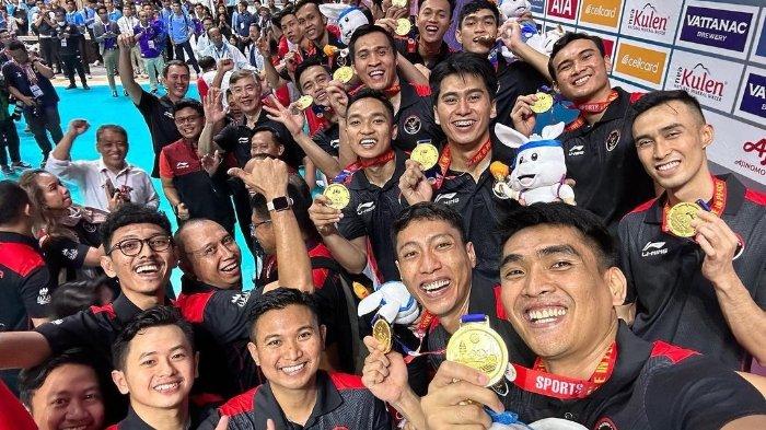 Momen Rivan Nurmulki DKK Pamer Medali Emas Sea Games 2023, Tim Voli Indonesia Jadi Raja Asean