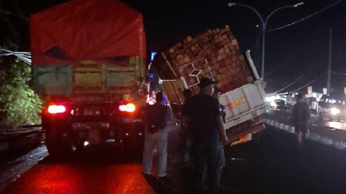 2 Ban Belakang Truk Pengangkut Kayu Pecah Ban di Jalan Raya Palima-Pandeglang, Sempat Ada Ledakan