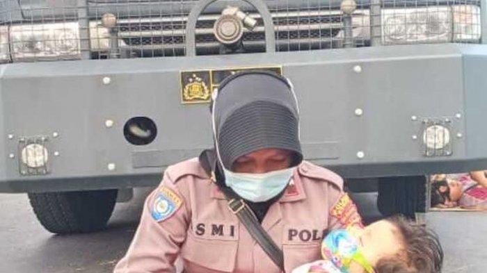 Viral, Foto Polwan Pangku Putrinya Saat Amankan Demo,