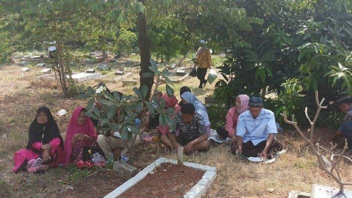 Doa dan Adab Ziarah Kubur, Jangan Melangkahi dan Menduduki Makam