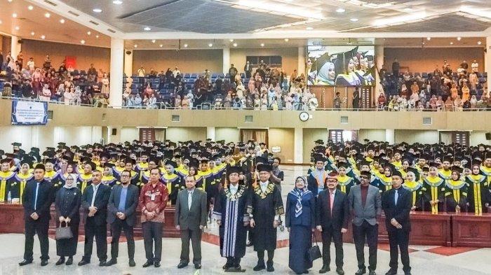 Foto Wakil Rektor Bidang Sistem Informasi dan Kemahasiswaan, Prof Dr Paken Pandiangan, SSi, MSi, dan Direktur UT Serang Dr Teguh Prakoso, SPd, MHum, bersama undangan serta para wisudawan di Universitas Terbuka Convention Center (UTCC), Kota Tangerang Selatan, Sabtu (1/2/2025).