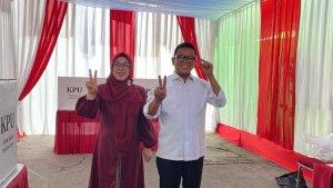 Andra-Soni-bersama-istri-mencoblos.jpg