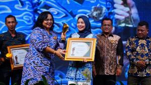Bupati-Serang-Ratu-Rachmatu-Zakiyah-mendapat-penghargaan.jpg
