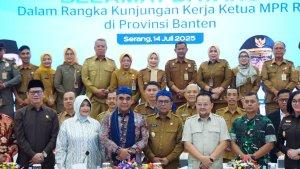 Bupati-Serang-Ratu-Rachmatufes.jpg