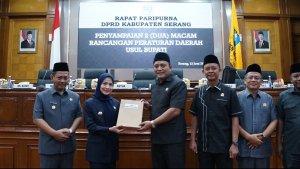 Bupati-Serang-Ratu-zakiyah-dua-Raperda-ke-DPRD.jpg