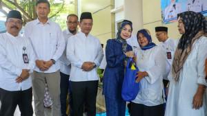 Bupati-Zakiyah-menyalurkan-350-paket-sembako.jpg