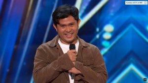 Cakra-Khan-saat-memperkenalkan-diri-sebelum-bernyanyi-di-hadapan-juri-Americas-Got-Talent.jpg