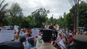 DEMO-Aksi-unjuk-rasa-di-depan-Kantor-DPRD-Tangsel.jpg