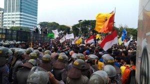 DPR-RI-akhirnya-membatalkan-rencana-pengesah.jpg