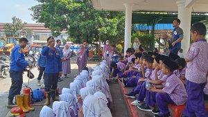 Damkar-Kabupaten-Lebak-memberi.jpg