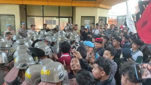 Demo-mahasiswa-di-hut-banten-hari-ini.jpg