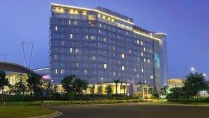 Gedung-Hotel-Santika-Preimere-ICE-BSD-City-di-malam-hari.jpg