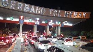Gerbang-tol-merak-antrean-kendaraan-mudik.jpg