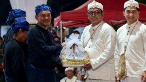Gubernur-Banten-Andra-Soni-saat-menye-sef.jpg