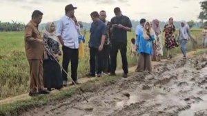 Gubernur-Banten-Andra-meninjau-jalan-rusak-di-Desa-Cimoyan-Patia-Pandeglang.jpg