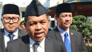 Gubernur-Jawa-Barat-Dedi-Mulyadi-kembali-memberikan-ulti.jpg
