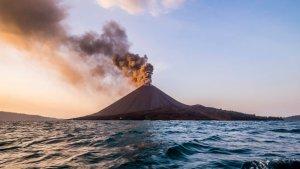 Gunung-Anak-Krakatau-terus-erupsi-hingga-kini.jpg