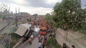 Kecelakaan-dump-truck-yang-terjun-bebas-dari-Tol-TangerangMerak.jpg