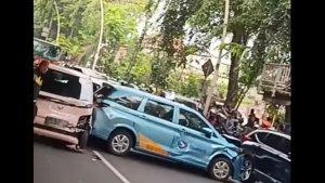 Kecelakan-di-Jalan-Ahmad-Yani-menyebabkan-dua-orang-luka.jpg