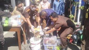 Kejari-Serang-saat-memusnahkan-berbagai-je.jpg