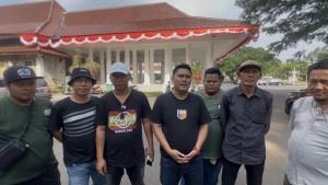 Keluarga-pasien-almarhum-Umar-y.jpg