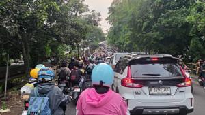 Kemacetan-panjang-terjadi-di-Jalan-Raya-Puspiptek.jpg