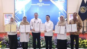 Kepala-Kanwil-Ditjenpas-Banten-Muhammad-Ali-Syeh-Banna-usai-menandatangani-naskah-mou.jpg