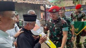 Komandan-Grup-1-Kopassus-Kolonel-Infantri-Romel-Jangga-Wardana-serahkan.jpg