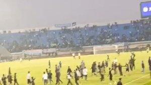 Laga-Persib-Bandung-vs-Persija-Jakarta-berakhir-ricuh.jpg