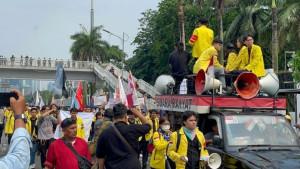 Massa-BEM-UI-gelar-aksi-di-DPR-RI.jpg