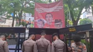 Massa-tandingan-SIDANG-HASTO-KRISTIYANTO.jpg