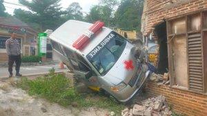 Mobil-ambulans-nabrak.jpg