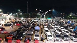 Mobil-di-Pelabuhan-merak-malam.jpg