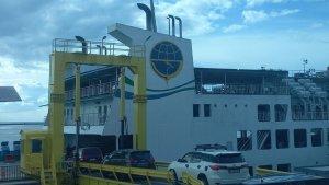 Mobil-naik-ke-kapal-ferry.jpg