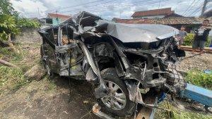 Mobil-ringsek-mobil-hancur-tertabrak-kereta.jpg