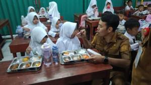 Momen-Wakil-Wali-Kota-Serang-Nur-Agis-Aulia-menyuapi-siswa-SD.jpg