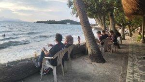 Nyantai-di-Hotel-Merak-Beach.jpg