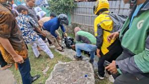 PEMOTOR-MASUK-KALI-BEKASI.jpg