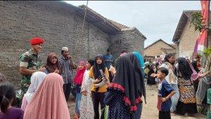 Para-remaja-melakukan-swafoto-bersama-anggota-grup-1-Kopassus.jpg
