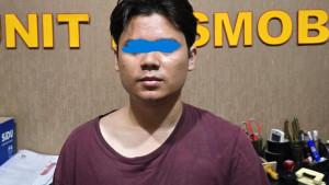 Pelaku-AM-diamankan-di-ruangan-Sat-Reskrim-Polres-Mojokerto.jpg