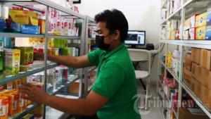 Petugas-merapikan-obat-sirop-di-etalase-salah-satu-apotek.jpg