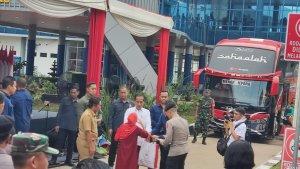 Presiden-Joko-Widodo-Jokowi-di-Terminal-Pakupatan-Kota-Serang-pada-Senin-812024.jpg