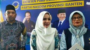 Ratu-Ageng-saat-menyerahkan-formulir.jpg